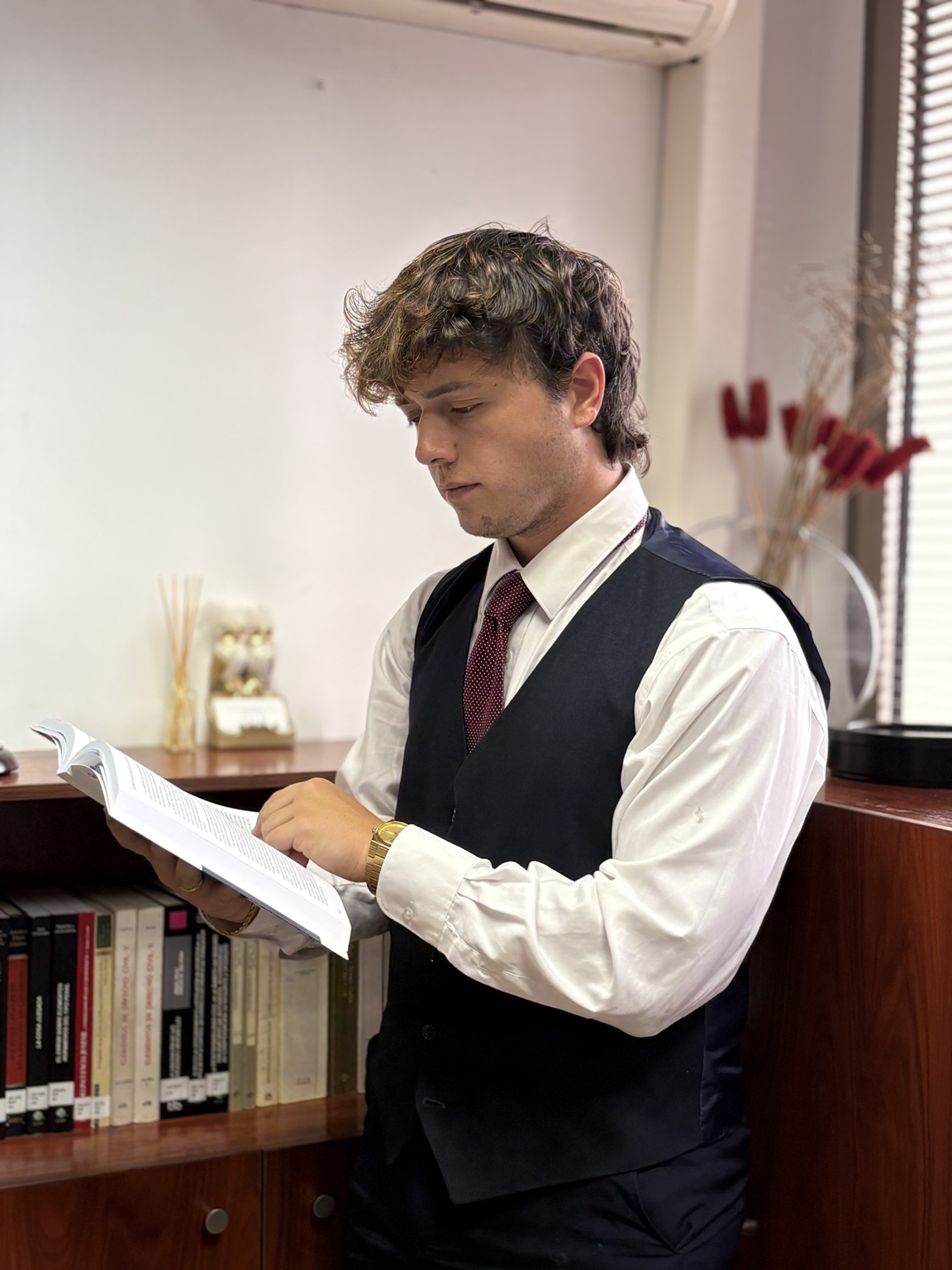 Juan Fraguas Amor estudiando un documento en su despacho de Tenerife