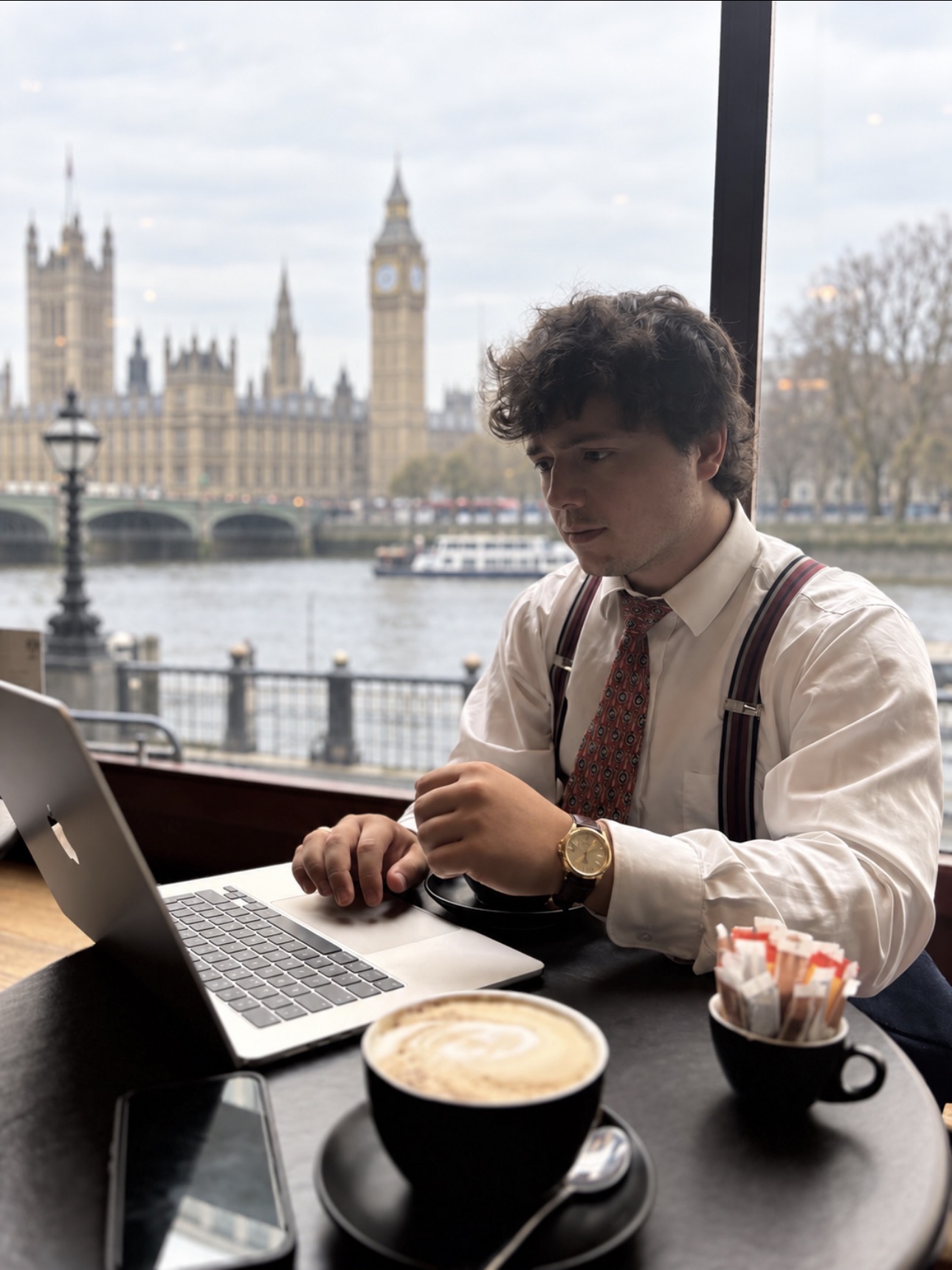Juan Fraguas con su ordenador y Westminster al fondo, durante su visita a Londres