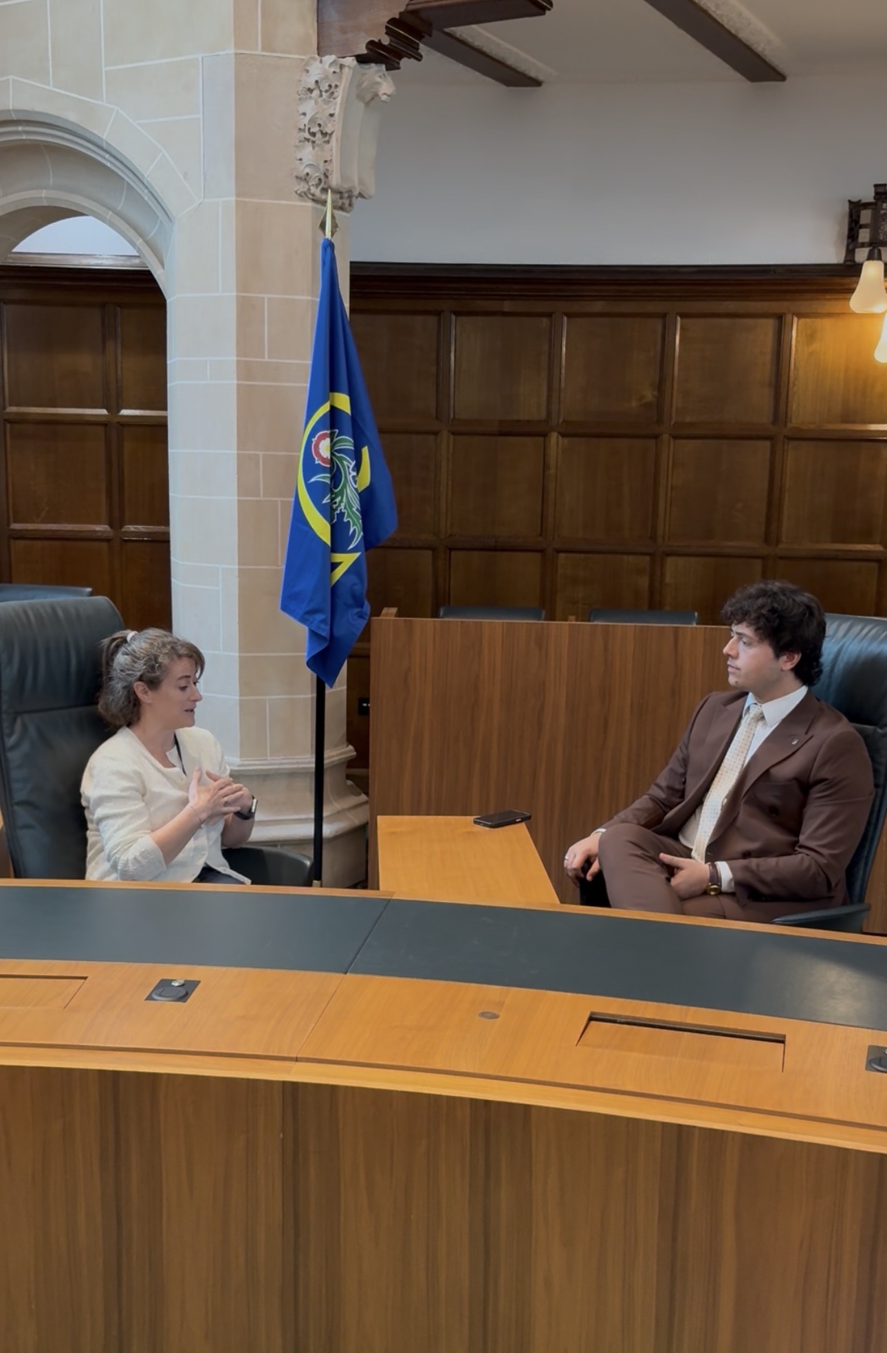 Juan Fraguas conversando durante una visita a un tribunal